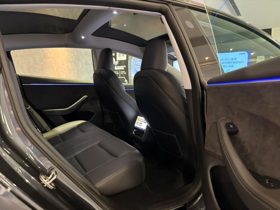 Model 3 Long Range AWD - Image 4